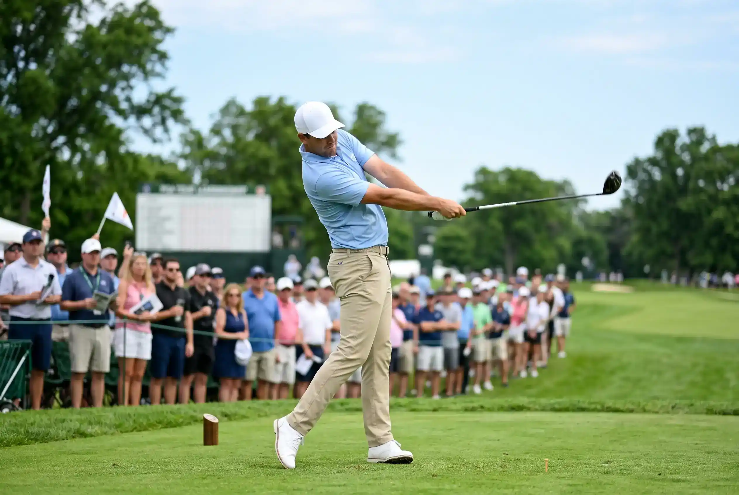 Golfspieler am Abschlag eines Par-3-Lochs während eines PGA-Tour-Turniers – Darstellung der verschiedenen Wettarten wie Siegwette und Each Way